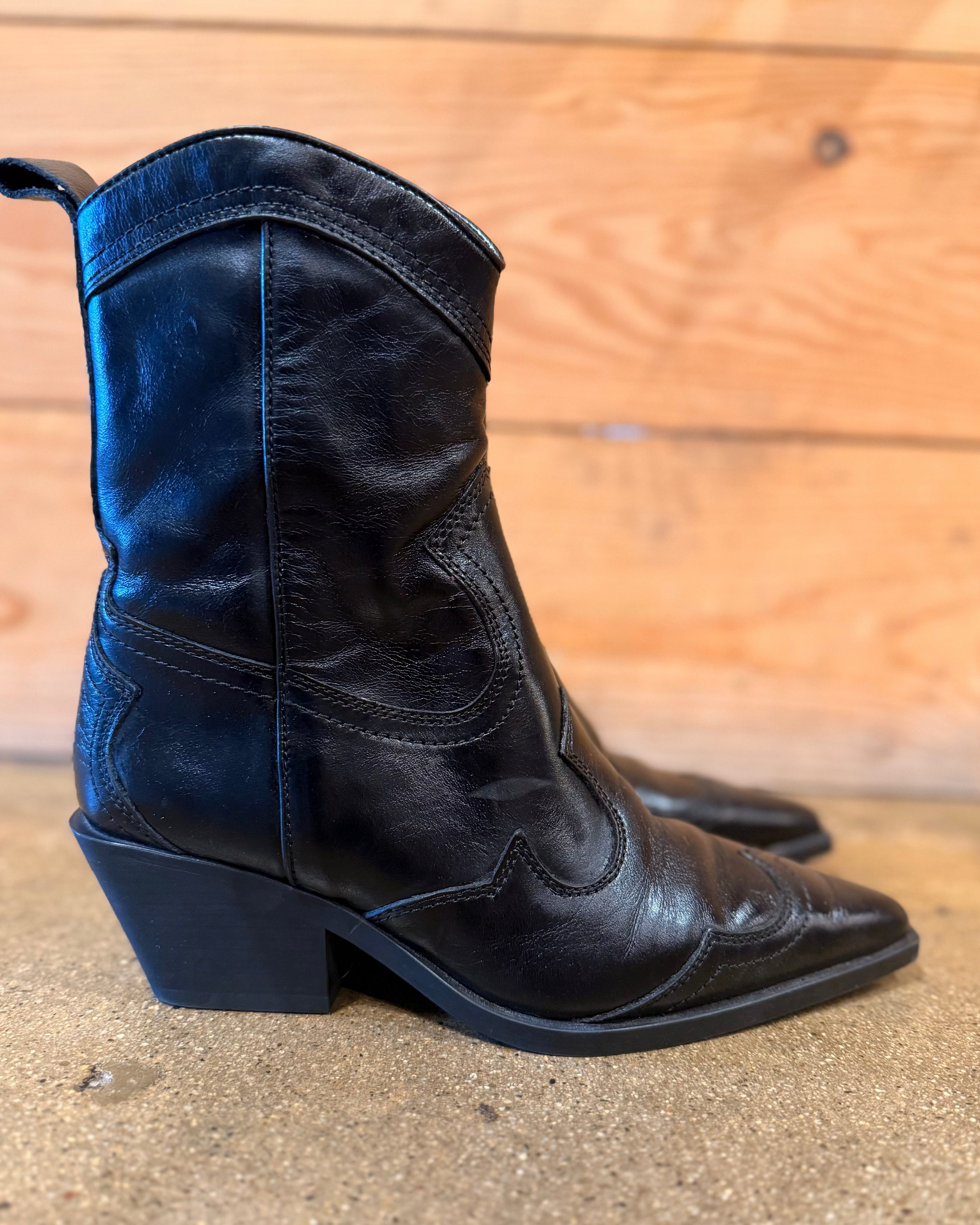 Short Pointed Toe Cowboy Boot