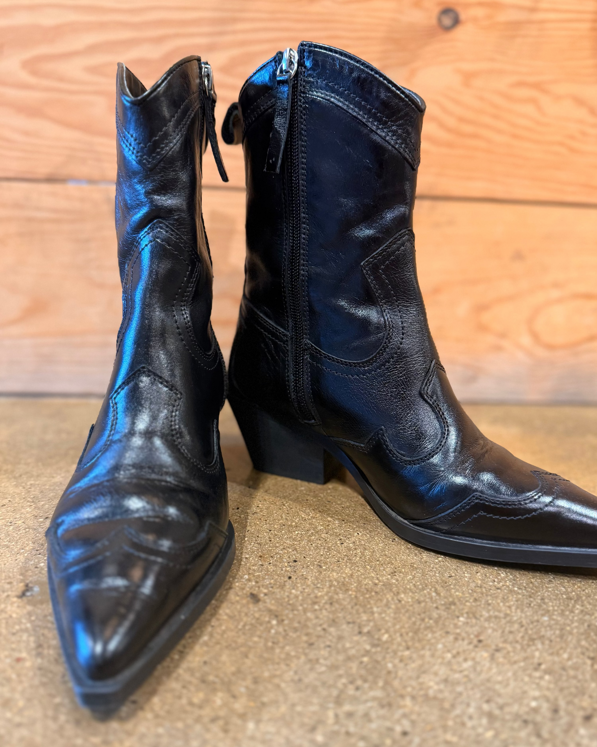 Short Pointed Toe Cowboy Boot